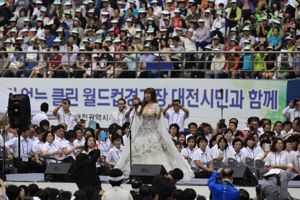 ▲ 대전 월드컵 경기장에서 열창을 하고 있는 소프라노 조수미    [사진 = 교황방한위원회]