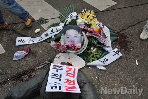 ▲ 20일 오후, 대한민국어버이연합,  퍼포먼스.ⓒ 뉴데일리 이종현 기자