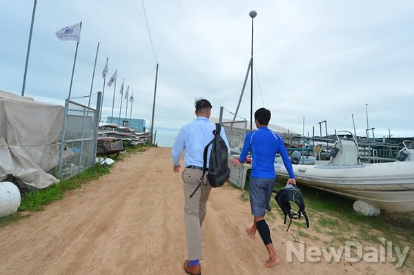 ▲ 훈련장으로 향하는 이태훈 선수(오른쪽), 윤희성 기자 ⓒ 정상윤