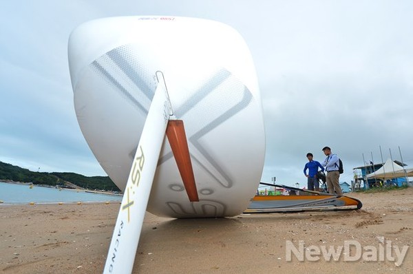 ▲ 연습용 윈드서퍼를 설명하는 이태훈 선수 ⓒ 정상윤