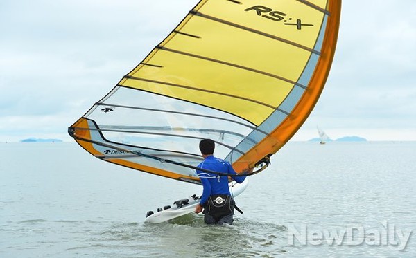 ▲ 서퍼를 타기 위해 바다로 향하는 이태훈 선수 ⓒ 정상윤