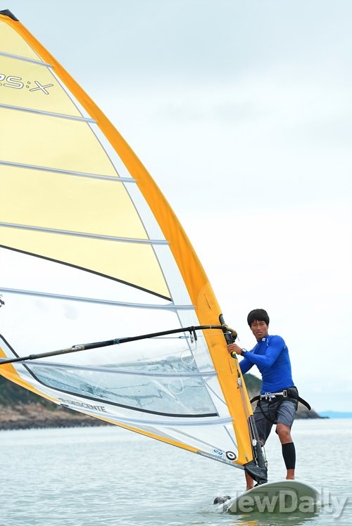 ▲ 서퍼를 타고 경기 방법을 설명하고 있는 이태훈 선수 ⓒ 정상윤