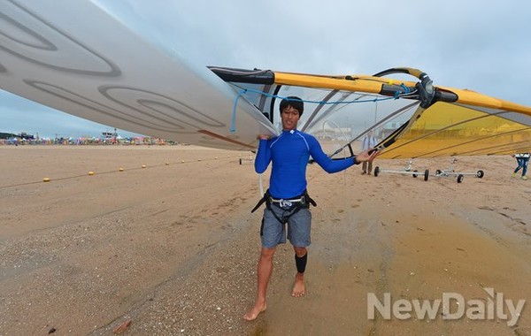 ▲ 훈련을 위해 서퍼를 옮기는 이태훈 선수 ⓒ 정상윤