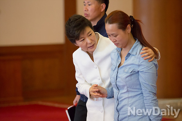 박근혜 대통령이 지난 5월 세월호 유가족들을 청와대로 초청한 자리에서 한 여성 유가족을 위로하고 있다. ⓒ 뉴데일리
