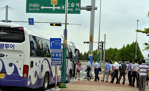 ▲ 셔틀버스로 출퇴근하는 공무원들ⓒ뉴데일리 DB