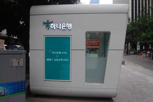 ▲ 외환은행과 공동 사용 가능해진 하나은행 ATM 기기 ⓒ 유상석 기자