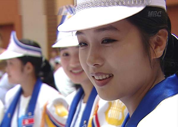 ▲ 과거 한국에 왔던 북한 응원단. 이들 중 다수는 '연예인' 출신으로 의심받았다. [사진: MBC 북한응원단 보도화면 캡쳐]