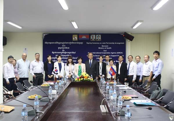 캄보디아 보건분야 프로그램 지원사업 공동 합의문 서명식 기념사진 [사진: KOICA 제공]