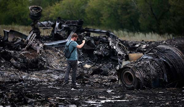 ▲ 지난 7월 17일(현지시간) 우크라이나 동부에서 친러 반군이 쏜 대공 미사일에 피격당한 말레이항공 MH0017편의 잔해 [사진: 러시아타임스 보도화면 캡쳐]