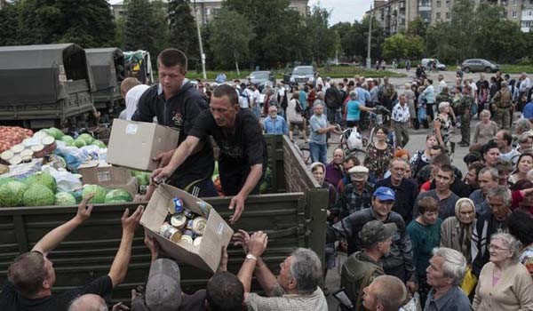 ▲ 우크라이나 동부 슬로빈야스크에서 우크라이나 정부군이 지역주민들에게 국제기구가 전달한 식량을 나눠주고 있다. [사진: 야후닷컴 보도화면 캡쳐]
