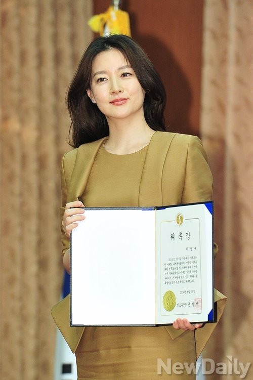 ▲ 지난 13일 윤병세 외교부 장관으로 부터 홍보대사 위촉패를 전달 받고 있는 이영애.  ⓒ 뉴데일리