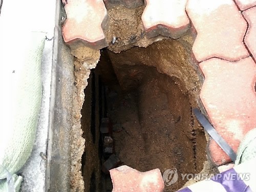 9호선 공사장 인근 싱크홀로 침하된 인도 ⓒ 연합뉴스, 무단전재 및 재배포금지