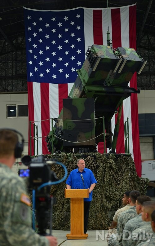 ▲ 오산공군기지에서 장병들과 만난 '로버트 워크' 미국 국방부 부장관 ⓒ뉴데일리 정상윤