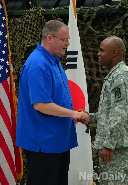 ▲ 장병들과 악수하는 '로버트 워크' 미국 국방부 부장관 ⓒ뉴데일리 정상윤