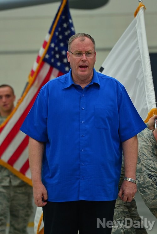 ▲ 장병들과 만남을 기다리고 있는 '로버트 워크' 미국 국방부 부장관. 양손에 장병들에게 줄 기념주화를 쥐고있다. ⓒ뉴데일리 정상윤