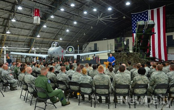 ▲ 오산공군기지를 방문한 '로버트 워크' 미국 국방부 부장관. 장병들과 대화하고 있다. ⓒ 뉴데일리 정상윤