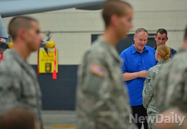 ▲ 장병들과 한 명씩 악수를 하며 담화를 나누는 '로버트 워크' 미국 국방부 부장관.  ⓒ 뉴데일리 정상윤