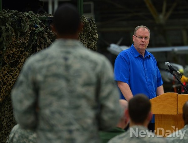 ▲ 장병들의 질문을 경청하고 있는 '로버트 워크' 미국 국방부 부장관.  ⓒ 뉴데일리 정상윤