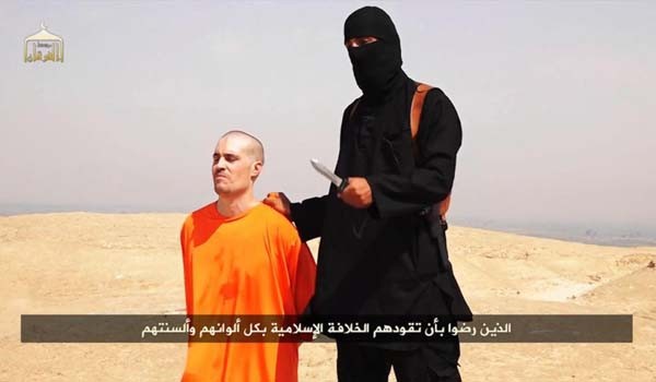 지난 19일(현지시간) 테러조직 IS가 공개한 미국 기자 제임스 폴리 참수영상. 두건을 두른 자가 영국 출신의 '존'이다. [사진: IS 배포영상 캡쳐 화면]