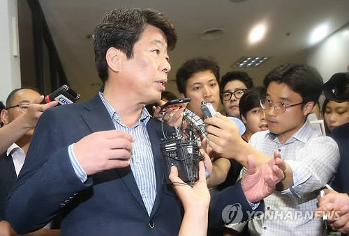 ▲ 입법로비 혐의로 구속영장이 청구된 새정치민주연합 신계륜 의원이 21일 오후 영장실질심사를 받으려고 서울 서초동 서울중앙지법 법정으로 들어가던 중 혐의에 대한 취재진의 질문에 답하고 있다. ⓒ연합뉴스