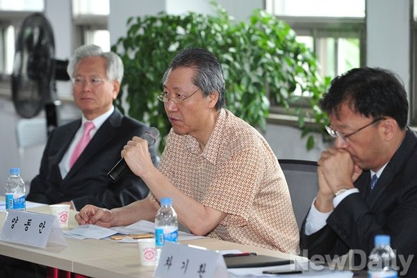 ▲ 양동안 한국학중안연구원 명예교수(가운데)