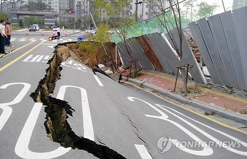 ▲ 지난달 28일 발생한 인천 영종하늘도시 도로 침하.ⓒ 사진 연합뉴스