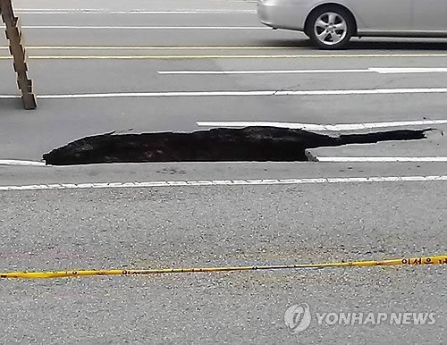 8월5일 서울 송파구 석촌지하차도 인근 도로에서 발생한 싱크홀..ⓒ 사진 연합뉴스