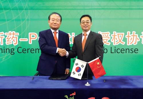 ▲ ⓒ좌측부터 한미약품 임성기 회장과 루예제약 리우디엔보(Liu, Dianbo) 회장이 계약식 체결 후 기념사진을 촬영했다. (사진=한미약품 제공)