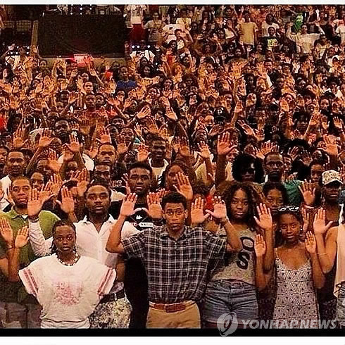 ▲ (댈러스=연합뉴스) 장현구 특파원 = 미국 미주리주 퍼거슨시에서 백인 경관의 총격에 사망한 흑인 청년 마이클 브라운(18)을 애도하는 시위가 연일 벌어지는 가운데 단체로 손을 든 흑인 학생 사진이 14일(현지시간) SNS를 강타했다. ⓒ