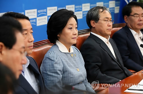 ▲ 새정치민주연합이 22일 열린 원내대책회의에서 세월호 특별법으로 인한 교착 정국과 관련, 박근혜 대통령이 나서라고 일제히 촉구하고 나섰다. 사진은 왼쪽부터 김영록 원내수석부대표, 조정식 사무총장, 박영선 국민공감혁신위원장, 우윤근 정책위의장, 백재현 정책위부의장. ⓒ연합뉴스DB