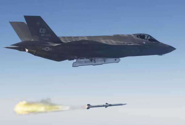 F-35A 전투기가 공대공 미사일을 발사하고 있다.ⓒ록히드마틴