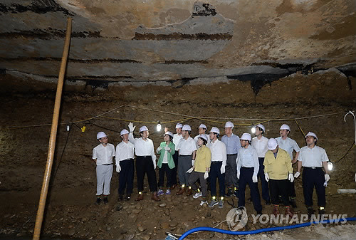 ▲ 새누리당 김무성 대표(가운데)는 22일 서울 송파구 석촌동 일대 싱크홀을 찾아 현장점검을 실시했다. ⓒ연합뉴스