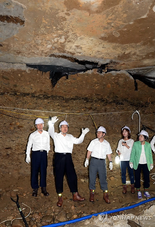 ▲ 김무성 대표, 주호영 정책위의장, 김성태 서울시당 위원장 등 새누리당 지도부가 22일 서울 송파구 석촌동 싱크홀 현장을 찾아 점검하고 있다. ⓒ연합뉴스