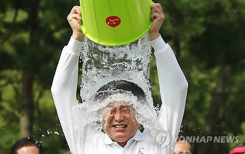 새누리당 김무성 대표최고위원이 22일 연찬회가 열린 천안 우정공무원교육원 앞에서 '아이스버킷 챌린지'에 동참해 스스로 얼음물을 끼얹고 있다. ⓒ연합뉴스DB