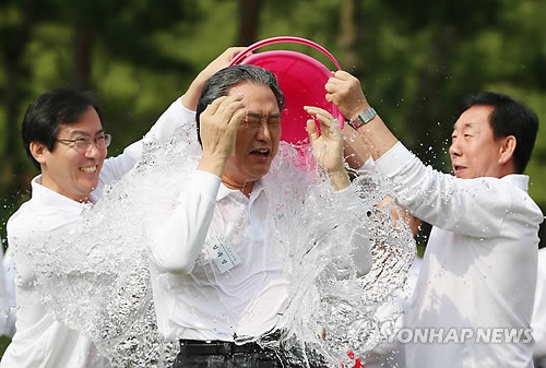 ▲ 새누리당 김무성 대표최고위원이 22일 연찬회가 열린 천안 우정공무원교육원 앞에서 스스로 얼음물을 끼얹은 직후, 김영우 수석대변인(왼쪽)과 김성태 의원이 또다른 얼음물 양동이를 들고 나타나 김 대표에서 들이붓고 있다. ⓒ연합뉴스DB