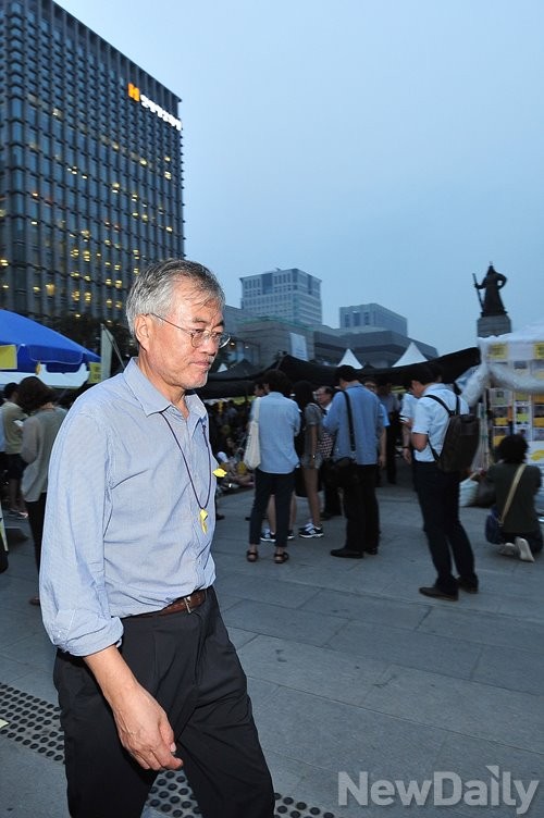 ▲ 22일 광화문 광장에서 단식 투쟁을 하는 문재인 의원이 혼자 주변을 걷고 있다. ⓒ 정재훈 기자