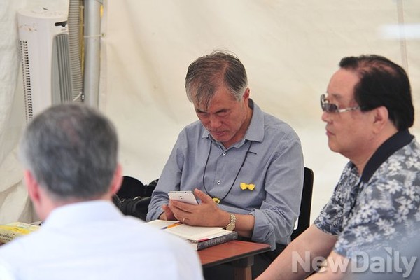 ▲ 단식 투쟁 중 휴대전화를 살펴보는 문재인 의원 ⓒ 정재훈 기자