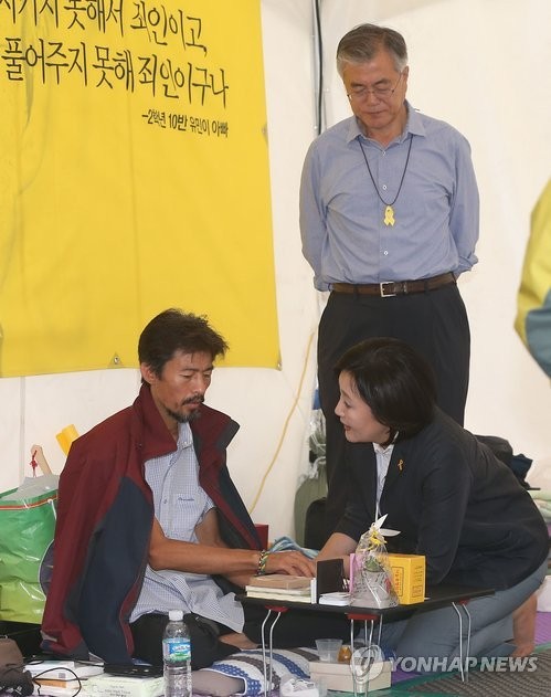 지난 20일 김영오 씨를 만나는 박영선 새정치민주연합 비대위원장과 이를 바라보는 문재인 의원 ⓒ 연합뉴스