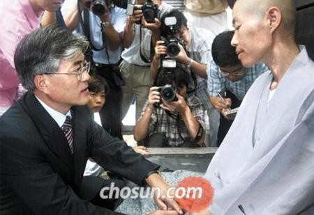 ▲ 2004년 8월 문재인 당시 청와대 시민사회수석이 경남 양산 천성산을 관통하는 터널 공사 중지를 요구하며 청와대 앞에서 단식 농성 중이던 지율 스님(오른쪽)을 만나 설득하고 있다. 하지만 정권이 바뀐 2014년 문재인 의원은 단식 농성하는 김영오 씨에게는 함께 단식 투쟁을 하는 이중성을 보여준다. ⓒ 사진=조선닷컴