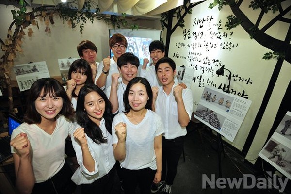 ▲ 앞으로도 탈북민 구출에 힘쓰겠다는 각오를 다지며 파이팅을 외치는 한통속 멤버들 ⓒ뉴데일리 정재훈 기자