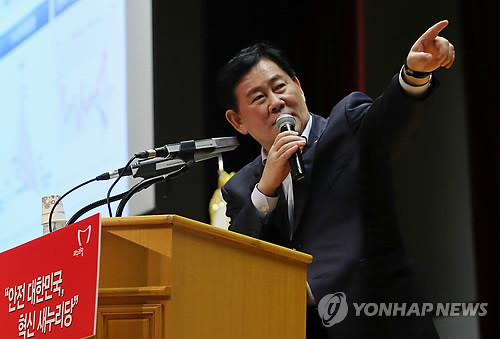 ▲ 최경환 경제부총리가 22일 천안 우정공무원교육원에서 열린 새누리당 국회의원 연찬회에서 주요 경제 지표를 가리키며 민생 경제 상황에 대한 특강을 진행하고 있다. ⓒ연합뉴스DB