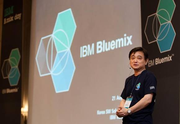 ▲ 서울 리츠칼튼 호텔에서 300명 개발자들이 참여한 ‘IBM 개발자 데이’에서 한국IBM 연구소 이강윤 상무는 기조연설을 통해 서비스형 개발 플랫폼 블루믹스를 공개했다. ⓒ 한국 IBM 제공.