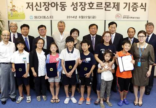 ▲ ⓒ동아에스티와 한마음사회복지재단 관계자 및 기증식에 대표로 참석한 저신장증 어린이와 가족들이 성장호르몬제 기증식 기념 촬영을 하고 있다.(사진=동아에스티 제공)