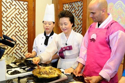 ▲ 백악관 조리장이 불고기 비법을 배우고 있다ⓒ제공=한국전통음식연구소