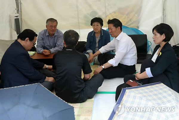 ▲ 한명숙 전 총리와 정청래 새정치민주연합 의원 등이 21일 오후 서울 광화문광장에서 사흘째 단식 농성 중인 문재인 의원을 방문, 대화를 나누고 있다. (연합뉴스)