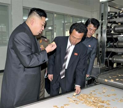 ▲ "이게 건빵인가? 나 먹어봐도 돼?" 조선중앙통신은 "김정은이 '11월 2일 공장'을 시찰했다"고 24일 보도했다. [사진: 지난 2월 시찰 당시 北매체 보도화면 캡쳐]