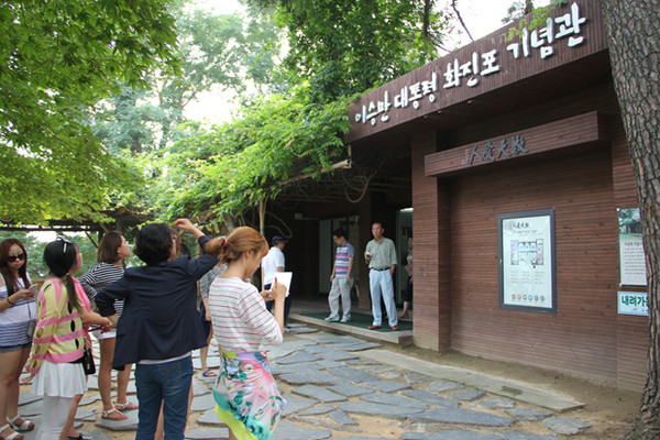 ▲ 유혜인 인턴기자가 지난 23일 이승만 대통령 기념관을 찾았다(사진 가운데 메모지를 든 사람)ⓒ뉴데일리 윤희성 기자