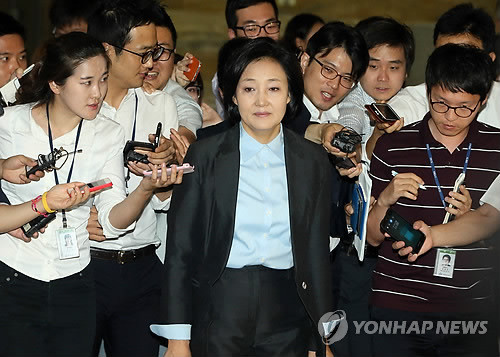 ▲ 세월호법 재재협상을 하기 위한 복안이 되레 당의 내홍을 심화시키는 자충수가 되고 말았다. 새정치민주연합 박영선 국민공감혁신위원장 퇴진론이 확산되고 있는 가운데, 박 위원장이 25일 의원총회가 열리는 예결위 회의실로 들어가고 있다. ⓒ연합뉴스DB