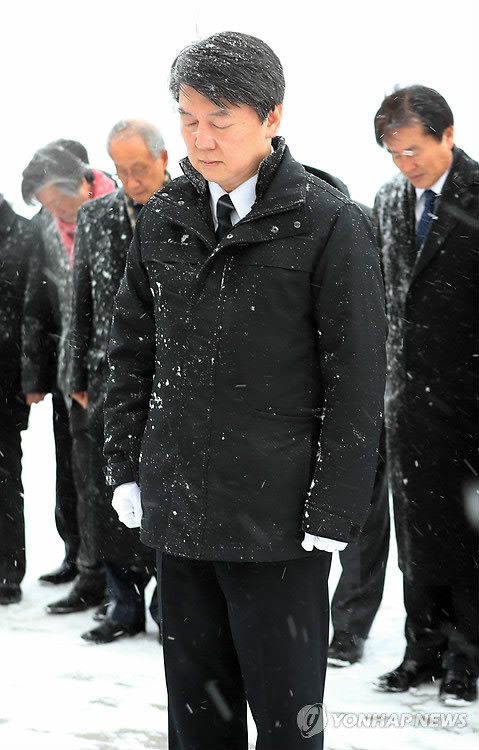 ▲ 안철수 전 새정치민주연합 공동대표가 올해 초 제주 4.3평화공원에서 묵념을 하고 있는 모습.    ⓒ 연합뉴스