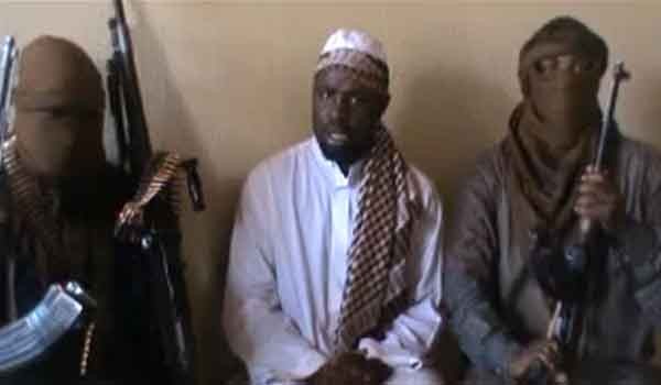 ▲ 올초 나이지리아 북부에서 10대 여학생 300여 명을 납치한 뒤 선전동영상에 출연한 '보코하람'의 두목 아부 바카르 셰카우(中). [사진: 보코하람 선전동영상 캡쳐]